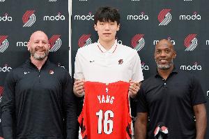 杨瀚森很无奈！开拓者连续换主帅后又面临搬迁危机&闹剧再上演